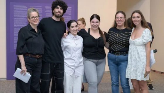 Project participants: Dr. Ruthie Abeliovich (on the left) and Prof. Sharon Aronson-Lehavi (second from the right) with TAU theatre students (Photo credit: Tami Shaham)
