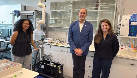Hernandez Batista in the lab where she conducts research on nanobubbles, along with her supervisor Dr. Ines Zucker and the Ambassador of Panama to Israel Ezra Cohen