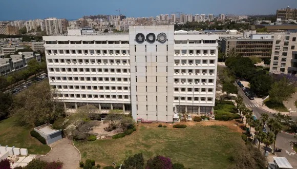 tau 580