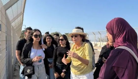 Prof. Neta Ziv addressing students on location in the town of Jisr al-Zarqa
