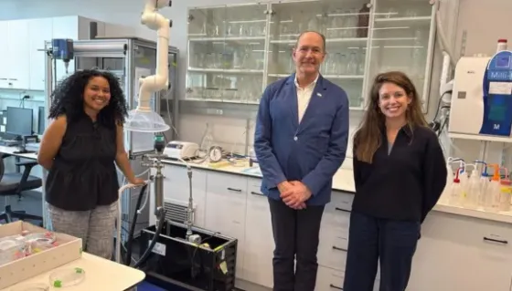 Hernandez Batista in the lab where she conducts research on nanobubbles, along with her supervisor Dr. Ines Zucker and the Ambassador of Panama to Israel Ezra Cohen