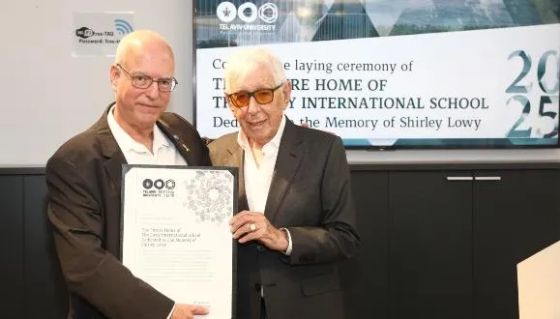 TAU President Prof. Ariel Porat (left) presenting a certificate of appreciation to Sir Frank Lowy at the ceremony. (Photo: Yael Tzur)