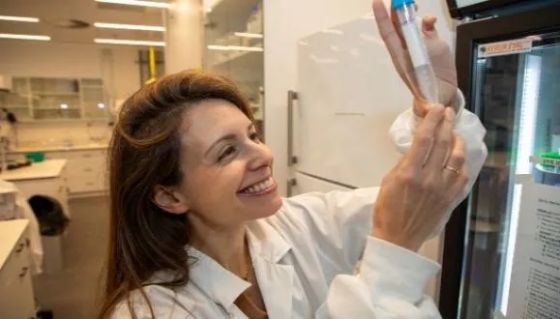 Women Post-Docs Program alumna Prof. Ines Zucker in her TAU Engineering lab (Photo: Rafael Ben Menashe, TAU).